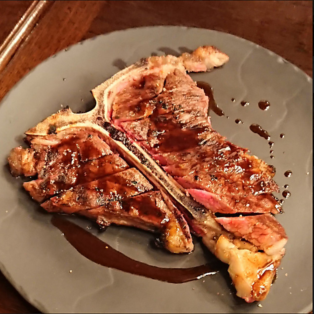 じっくりと時間をかけて仕上げる薪火料理。焼き上がるまでの時間も温かく、特別な思い出を刻みます。