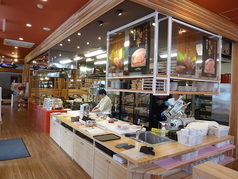 入り口左側奥は小上がりの掘りごたつ席。仕切りがロールカーテン等で自由に変更できるので、人数の増減に便利。