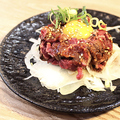 料理メニュー写真&nbsp;牧草牛で作る 炙り牛肉ユッケ