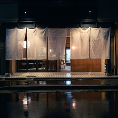 【貸切の際はお電話にてお問い合わせ下さい】10名様以上の貸切を承っており、宴会や女子会、記念日など特別なシーンに最適です。※10名様より人数少ない場合もご相談下さい！落ち着いた木目調の空間で、こだわりの三種出汁おでんや新鮮な海鮮をお楽しみいただけます。大切な時間を心地よい雰囲気の中でお過ごしください♪