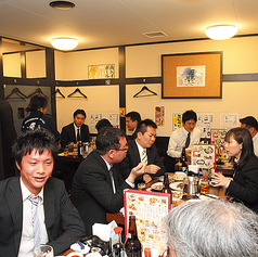 グループでのお集まりや大人数でのご宴会にも柔軟に対応できる広々としたテーブル席を62席ご用意しております。明るく開放的な雰囲気の店内で、自慢の逸品料理と種類豊富なドリンクを皆様で賑やかにお楽しみいただけます。会社のお集まりや各種イベントなど、大人数で盛り上がりたいひとときに最適です★