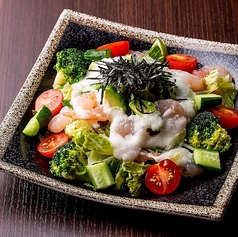 たっぷりチーズかけ!ベーコンと温玉 季節野菜のシーザーサラダ