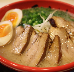 麺は太めの多加水麺を使用。濃厚な豚骨スープが癖になる