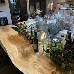 オールドボトルが並ぶ栃の木の一枚板カウンター