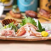 旨味の濃い親鶏を表面だけ香ばしく炙り、ほどよいレア感を残したタタキに仕上げました。噛むほどに広がる親鶏ならではのコクと食感を、爽やかな柚子ポン酢とたっぷりの生姜でさっぱりとお楽しみいただけます。