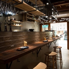 臨場感のあるオープンキッチンの1階カウンターは、店員と会話を楽しめるスタイリッシュなお席となっております。