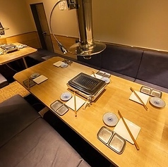 落ち着いた雰囲気の中でお食事を楽しみたい方に最適な個室席をご用意しておりいます。ひとつのお部屋に4名様と6名様の計2組が入れる広さで、周りを気にすることなくリラックスしてお過ごしいただけます♪さらに、8～10名様でのご利用時には完全個室としてもご利用可能です。宴会やご家族などのご利用にぴったりの空間です。