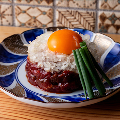 香味玉ねぎの桜ユッケ