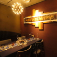 店内奥にある掘りごたつ席とテーブル席の個室空間を貸し切って、最大24名様までのご宴会が可能です。和モダンのお部屋は、大人の寛ぎ空間。店内は圧迫感がない広々とした空間なので、会社宴会など大人数で集まるご宴会に最適です。他のお客様を気にせずにゆっくりとお過ごしください。