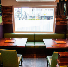 【様々なシーンで利用可能】2人掛け、4人掛け、ソファー席と人数やシーンに合わせて利用可能なテーブル席は、デートや女子会にも最適★夏季限定テラス席もあり♪