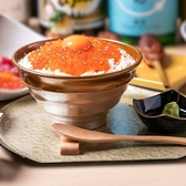 やわらかく仕上げた鶏ささみに、ぷちぷち食感のいくらを贅沢に合わせ、濃厚な奥久慈卵をとろりとかけた贅沢どんぶりです。ヘルシーながらもしっかりと食べ応えがあり、卵黄といくらのコクがご飯に絡み、最後の一口まで箸が止まらないおいしさに仕上げました。