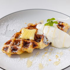 仏産小麦とバターが香る16層！サクサク食感のクロッフル