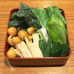 季節野菜盛り合せ（うるい、あぶら菜、ちぢみほうれん草、大なめこ、小葱、巻きゆば）