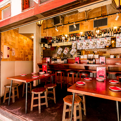 【外の空気を感じる解放感】これからの季節に人気！大きな窓ガラスを開放。風を感じながら昼から飲める！