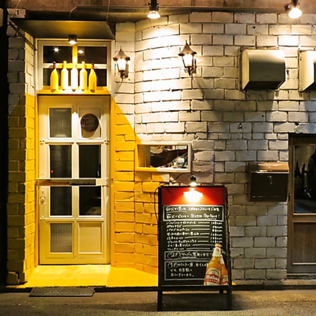 広島電鉄・銀山町駅より徒歩5分の好立地◎おすすめが書かれた立て看板と、柔らかな灯りがお出迎え♪