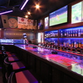 お一人でのチョイ飲みにも利用しやすいカウンター席。少し暗い店内で落ち着いた雰囲気だから、デート使いにも最適。大型モニターがございますので、スポーツ観戦にも◎