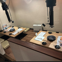 【1階】2名様からご利用可能な半個室掘りごたつ席を2卓ご用意しております。ロールカーテンで仕切られており、個室のような雰囲気でお食事をお楽しみいただけます。
