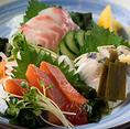 ＊鮮度抜群！毎朝仕入れるお刺身盛り合わせ＊市場直送の新鮮な魚介を使用。日替わりの刺身盛り合わせは常連からも高評価。日本酒・焼酎との相性抜群で、季節ごとの旬も楽しめます。おでんや串カツと並ぶ“もう一つの看板メニュー”です。