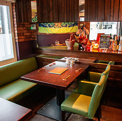 【ソファー席でゆったり楽しむ】みんなでわいわい楽しむのにも最適な、開放感のあるソファー席もご用意！特別な料理をシェアしながら心地よい時間をお過ごしください◎