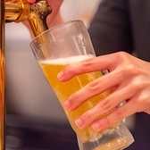 ビアバーには生ビールのサーバーに加え、海外ビールやクラフトビールのボトルが並びます。銘柄は入れ替わるため、訪れるたびに新しい一本と出会えるのも楽しみのひとつ。飲み放題プランと合わせて注文でき、肉料理に合う一杯をスタッフがお選びします。
