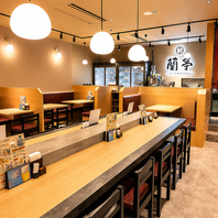 お一人様からデートまで寛げる開放的な店内