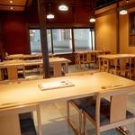 2Fに上がると、高座椅子のお席がございます。最大40名様までOK、大宴会にぴったりです！