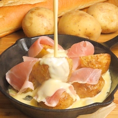 じゃがいもと生ハムのぶっかけチーズ鉄板