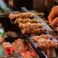 炭火で香ばしく焼き上げる！ジューシーな絶品本格焼き鳥