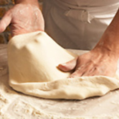 【Recipe2】ゆっくりと長時間かけて発酵させた生地を一枚一枚手でコルニッチョーネといわれる額縁を作るため伸ばす。