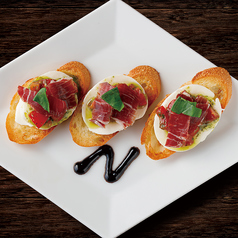 生ハムとトマトのブルスケッタ