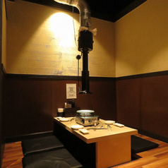 8名用の座敷席が2卓あります。大人数での集まりにも最適なスペースで、賑やかな焼肉パーティーをお楽しみいただけます♪みんなでシェアしながら、美味しい料理を堪能してください！