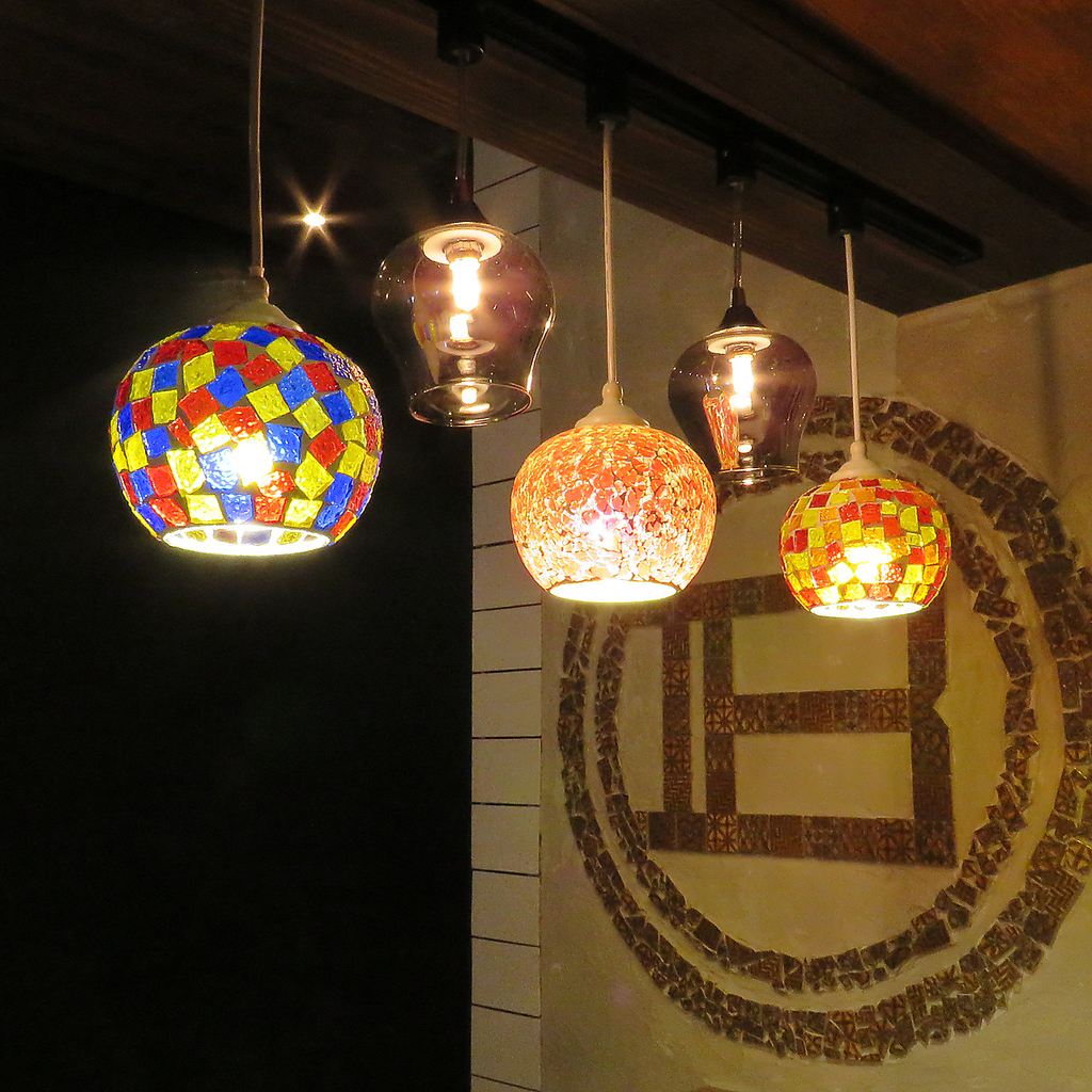 洗練された雰囲気は、まさに「大人の隠れ家」。本格フレンチとワインのペアリングをご堪能ください。