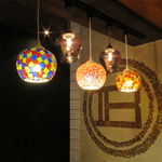 洗練された雰囲気は、まさに「大人の隠れ家」。本格フレンチとワインのペアリングをご堪能ください。