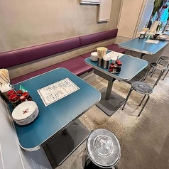 4名掛けのテーブルを４つご用意しています！仕事帰りに同僚との急な飲み会にも対応しています！ぜひご利用ください。