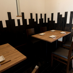 2名様～4名様までのテーブル席をご用意しております♪カウンターではなくテーブルでゆっくりしたい2名様もお気軽にご相談くださいませ！