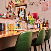 カウンター席には各地のワインやビールなどがずらりと並んでいます♪