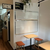 店内にプロジェクターとスクリーンを設置しています。古い映画を上映したり、動画を投影したりしています