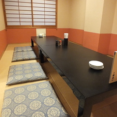 【1F】一段上がった板の間で、靴を脱いでゆったりと寛げる小上がり席。和の風情が漂う空間は、親戚の集まりや小さなお子様連れのご家族に最適です。目線が少し高くなることで生まれる開放感と、自宅に招かれたようなアットホームな安心感の中で、はぶ鶏自慢の料理を囲む団らんのひとときをお楽しみください。