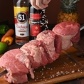 ワインセラーには赤白ともに肉料理に合う銘柄を揃え、グラスでの提供にも対応しています。シュラスコの脂に負けない渋みのある赤から、野菜やチーズに寄り添う白まで幅広い品揃え。記念日や接待の席では、料理の流れに合わせた一本をご相談いただけます。