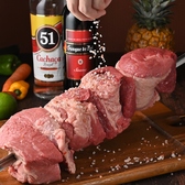 ワインセラーには赤白ともに肉料理に合う銘柄を揃え、グラスでの提供にも対応しています。シュラスコの脂に負けない渋みのある赤から、野菜やチーズに寄り添う白まで幅広い品揃え。記念日や接待の席では、料理の流れに合わせた一本をご相談いただけます。