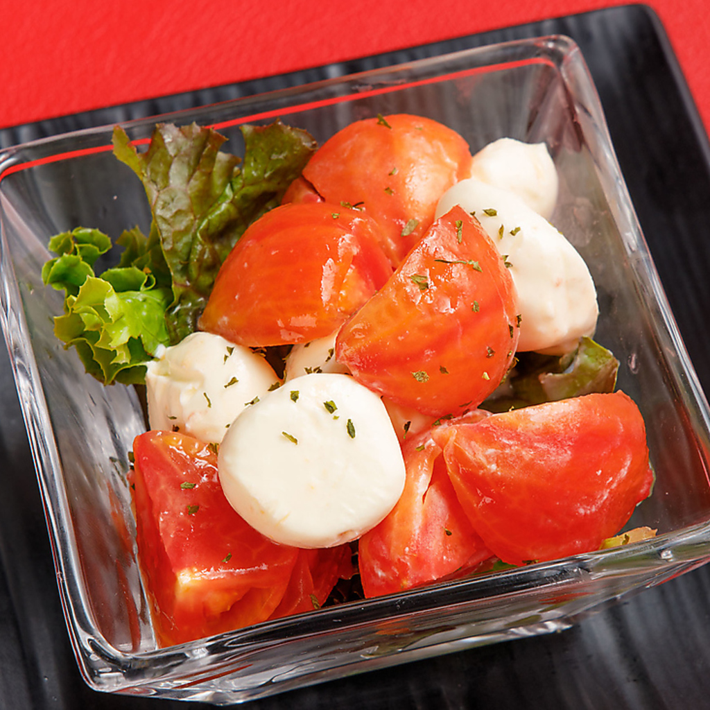 定番のおしゃれな前菜カプレーゼは見た目でもお愉しみいただける一品でテーブルを華やかに彩ります