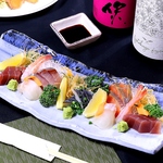 店長こだわりの新鮮な魚介を惜しみなく提供。旬の味覚を存分に味わえる、目にも鮮やかな盛り合わせ♪