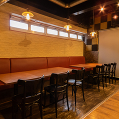 【くつろぎのソファー席完備】ソファー席もあるので長時間寛ぎやすい♪4名様×1卓のソファー席は、落ち着いて過ごしたい2次会や女子会におすすめ◎柔らかな座り心地で、ついつい長居したくなる心地よさです。少人数のパーティーに上質なひとときを添えます。250種類以上のドリンクが楽しめる飲み放題をぜひご堪能ください！