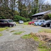 **駐車場20台完備で安心!**ちー坊と夏は、第一駐車場9台・第二駐車場11台、合計20台分の駐車場をご用意しています。店内も20席のため、お一人様1台でご来店いただいても安心。乗り合わせの心配が少なく、ゆったり広々とした駐車スペースは車社会の宮崎では嬉しいポイントです。気軽にお車でお越しください。