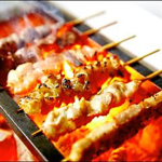 【炭の匠】焼鳥にも自信あり！当店の原始焼きの焼き師が、高温の炭で一気に表面を焼き上げます。