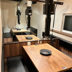 【2階】2名様から最大4名様でご利用可能なテーブル席を3卓ご用意しております。