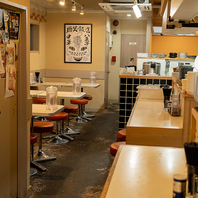 レトロな町中華の趣とモダンが融合したお洒落な店内♪