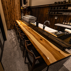 1階にカウンター席が6席ございます。