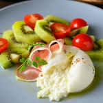 和食からフレンチまで修行を積んだシェフならではの盛り付けも特徴