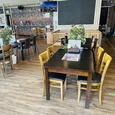 4名様用のテーブルを8席ご用意しております。ご友人との集まりや、少人数でのご宴会に最適です！当店の飲み放題のみのコースは30種類以上のお飲み物が飲み放題♪さらに時間延長とダーツが投げ放題になるオプションもございます！